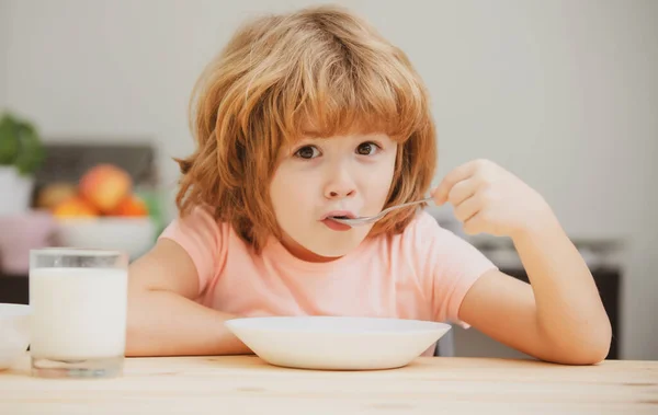 Comida e bebida para crianças. Criança a comer comida saudável. Bonito menino tomando sopa para o almoço. — Fotografia de Stock