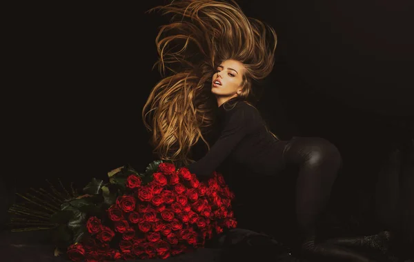 Sexy girl avec grand bouquet de roses. Une femme riche. Saint Valentin. — Photo