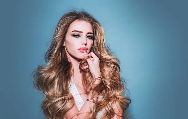Beautiful girl with long wavy hair. Beautiful young woman with clean fresh skin. Portrait of a young blond woman with long healthy hair. Fashion and beauty. Beauty woman face portrait. — Stock Photo, Image