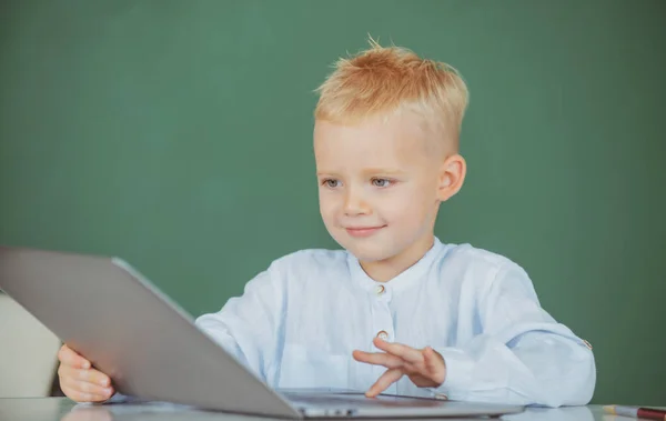 School jongen die wiskunde studeert tijdens online les in klaslokaal, online onderwijs. Kleine grappige programmeur. — Stockfoto