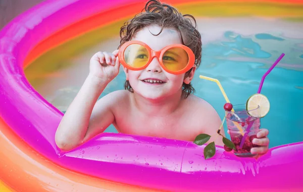 Divertimento in spiaggia per bambini. Bambino ragazzo e la migliore piscina. Rilassatevi nella piscina termale. Ragazzo felice nuotare in piscina. Concetto piscina per bambini. Giocattoli dell'acqua bambino . — Foto Stock