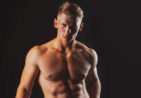 Homem nu desnudado torso. Abdominais masculinos nus. Um tipo musculoso sexy. Topless muscular fitnes corpo modelo. — Fotografia de Stock