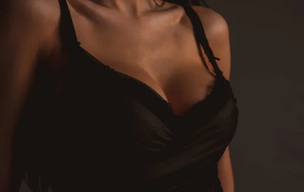 Lingerie bra model. Women breasts. Sexy breas, boobs in bra, sensual tits. Beauty slim female body. Closeup of sexy girl boob in black bra. — Fotografia de Stock
