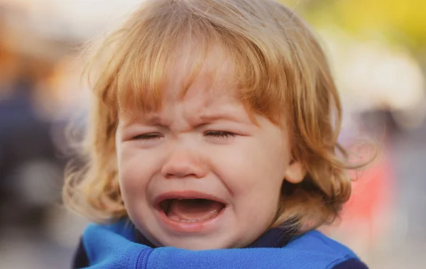 Bebé llorando. Retrato de cerca de un niño llorando. —  Fotos de Stock