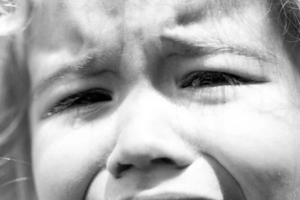 Petite fille mignonne pleure. Triste enfant . — Photo