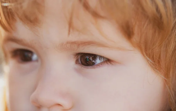 Retrato infantil caucásico de cerca. Niños ojos serios. — Foto de Stock