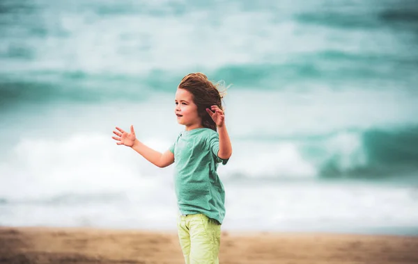 Szczęśliwy dzieciak cieszący się latem w morzu na plaży. — Zdjęcie stockowe