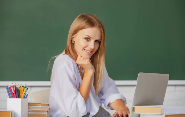 Student przygotowuje egzamin i lekcje w klasie szkolnej. Piękna biała studentka uczy się na odległość w koledżu, kształcenie na odległość, edukacja online. — Zdjęcie stockowe