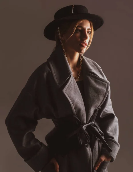 Γυναίκα της μόδας με μαύρο στρογγυλό καπέλο. Μόδα πορτρέτο της αίγλη αισθησιακή νεαρή κομψή κυρία φορώντας μοντέρνα στολή. — Φωτογραφία Αρχείου