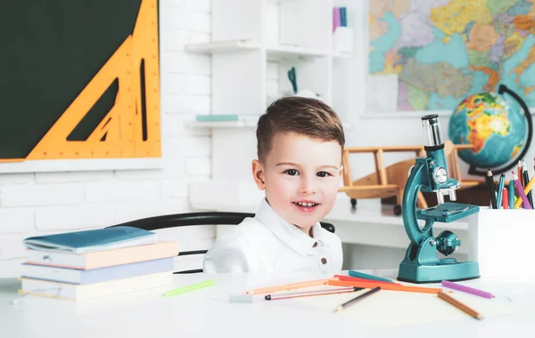 Concept de l'école. Enfant de l'école primaire avec livre, éducation . — Photo