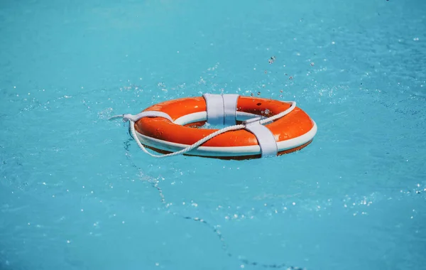 Boa di salvataggio in mare o in piscina. — Foto Stock