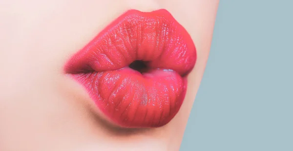 Φιλί. Γυναικεία χείλη φιλιούνται. Φυσική περιποίηση χειλιών ομορφιάς. Σέξι γυναικεία χείλη με ροζ κραγιόν. Αισθησιακές γυναίκες ανοίγουν το στόμα. Κόκκινο χείλος με γυαλιστερό lipgloss. Γλώσσα και σέξι. — Φωτογραφία Αρχείου