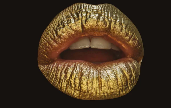 Γυαλιστερό στόμα πολυτελείας, συναισθήματα έκπληξη. Καλλυντικά και μέικ-απ. Χρυσά χείλη κραγιόν και gloss. Σέξι και αισθησιακά χείλη. Χρυσά χείλη κοντά. — Φωτογραφία Αρχείου