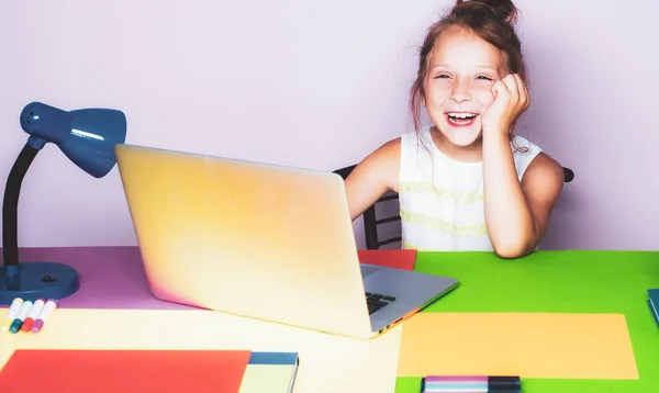 Щаслива дитина, яка вчиться вдома. Вивчення онлайн-освіти. Навчання на домашній дистанції . — стокове фото