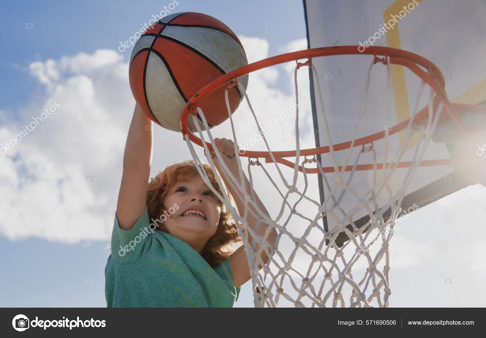 Bola de basquete no campo de esportes. estilo de vida saudável e