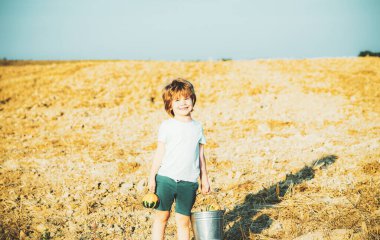 Mutlu çocuk gülümsüyor ve eğleniyor. Doğada bir çocuk. Uzayı kopyala Yazın doğada mutlu bir çocuk. Yakışıklı çocuk. Dışarıda eğlenirken.