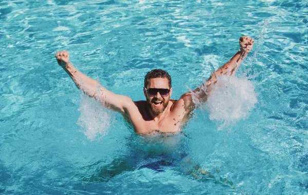 Fête de piscine. Station estivale. Vacances et temps libre. Beau homme dans la piscine. — Photo