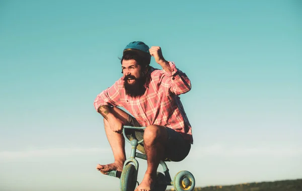 Que cavaleiro engraçado. Cômico homem passeio de bicicleta. — Fotografia de Stock