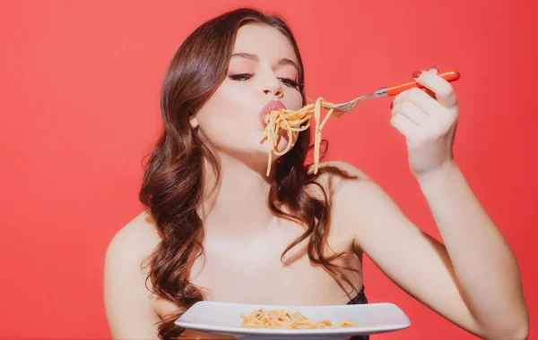 Итальянская паста. Еда из Италии. Спагетти. Итальянская кухня. Сексуальная девушка ест макароны. Здоровое меню. — стоковое фото