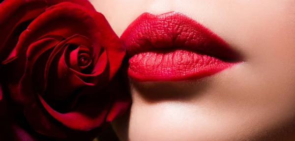 Schönheit Rote Lippen Make-up Detail. Schöne Frauenlippen mit Rose. — Stockfoto