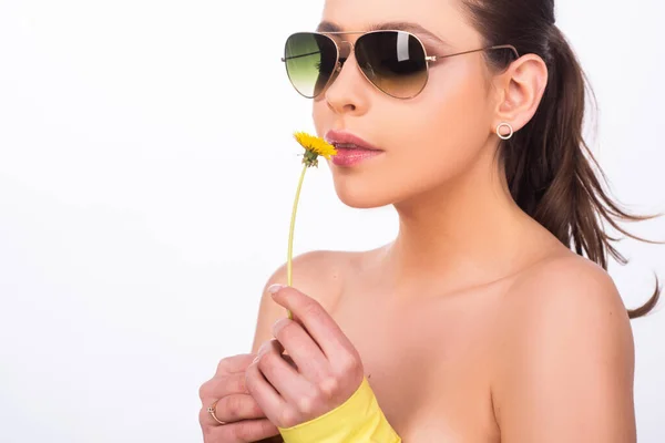 Gafas de sol de moda. Hermosa joven con piel limpia y fresca. Chica belleza cara. — Foto de Stock