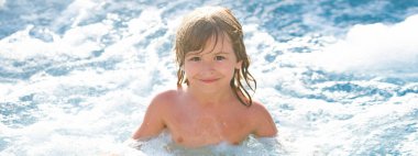 Tatlı çocuk havuzda yüzüyor. Aktif sağlıklı çocuk yaşam tarzı, su sporları aktiviteleri ve çocuklu yaz aile tatili dersleri. Başlık için afiş, kopyalama alanı. Web tasarımı için poster.