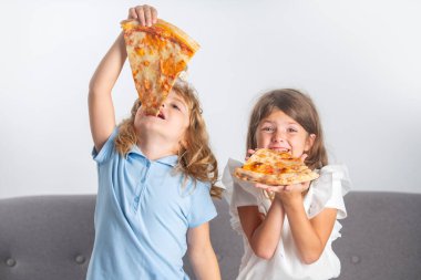 Pizza yiyen komik çocuklar. Tatlı çocuklar, tatlı pizza yiyen küçük kız ve oğlan..