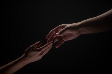 İki elle. Bir arkadaşa yardım ediyorum. Kurtarmak ya da el hareketlerine yardım etmek. Kurtuluş kavramı. Kurtarma sırasında iki kişinin elleri, yardım edin. Siyah arkaplanda izole.