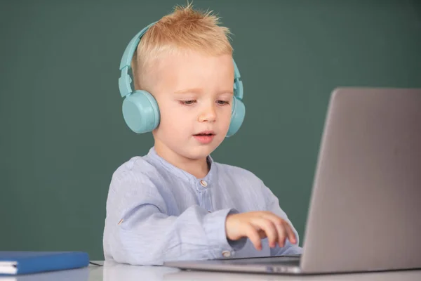 Menino estudante aprendendo on-line na aula. Kid estuda videochamada online com zoom. Aluno criança aprender inglês on-line com laptop na escola. Estudo remoto e educação. — Fotografia de Stock