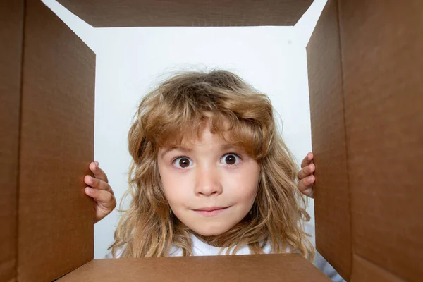 Bambino felice con scatola di cartone, pacco disimballaggio da internet store. Cliente per bambini soddisfatto del servizio di consegna veloce. Pacchi e consegna. — Foto Stock