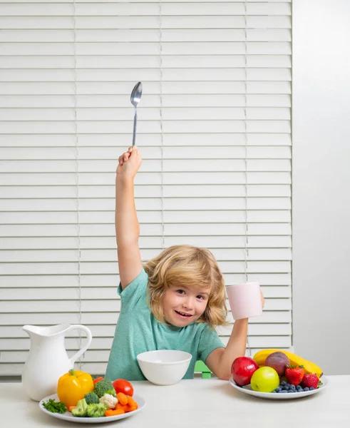 Niño comiendo alimentos orgánicos saludables. Verduras saludables con vitaminas. Concepto adecuado de nutrición para niños. — Foto de Stock