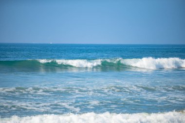 Okyanus ya da deniz tropikal dalgaları. Okyanus arka planı, deniz manzarası. Dalgalı tropik plaj, doğa arka planı. Yaz tatili ve seyahat kavramını kopyala.