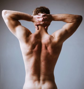 Baştan çıkarıcı gey sırtı. Seksi bir adam. Güçlü erkekler, vücut geliştiriciler, kaslı erkekler, erkek gövdesi..