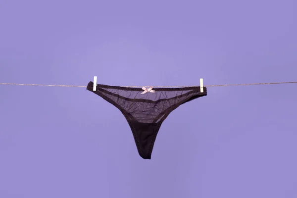 Perizoma mutandine bikini nero, pizzo biancheria intima sexy lingerie su corda sfondo isolato. — Foto Stock