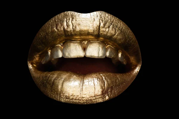 Vrouwen gouden lippen sluiten geïsoleerde achtergrond. Een gouden sexy mond. Glanzende luxe mond. — Stockfoto