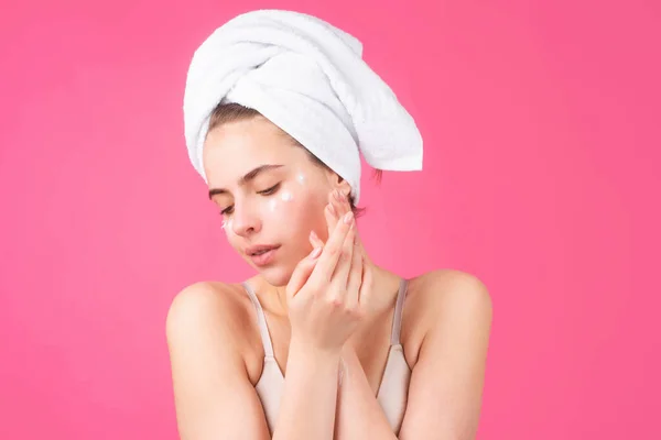 Retrato de cara de belleza. Terapia de spa, hermosa mujer en toalla cuida de la piel, aislada en rosa. —  Fotos de Stock