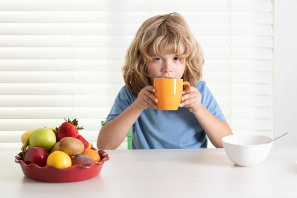 Kind eet biologisch voedsel. Gezonde groenten met vitaminen. Juiste voeding voor kinderen concept. — Stockfoto