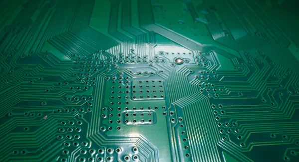 Technologie achtergrond. High tech electronische printplaat achtergrond. Een close-up macro elektronische printplaat, technologie chips op het moederbord. Digitale chip voor elektronische technologie. Technische achtergrond. — Stockfoto