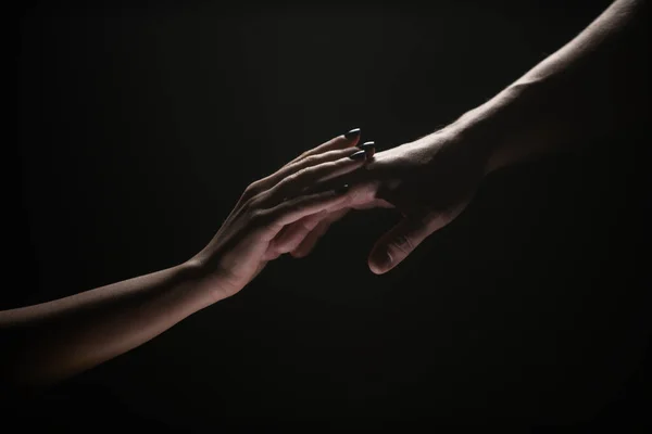 Twee handen op het moment van afscheid. De hand in hand van relaties. Help vriend door een moeilijke tijd. Reddingsgebaar, steun, vriendschap en redding concept. Man en vrouw hand in hand. — Stockfoto