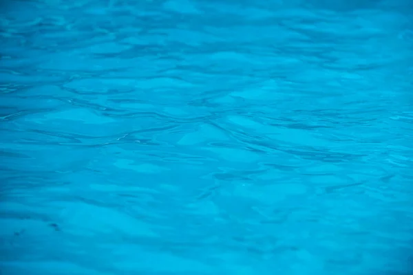 Água na piscina, fundo com alta resolução. Onda abstrato ou ondulado textura da água. — Fotografia de Stock