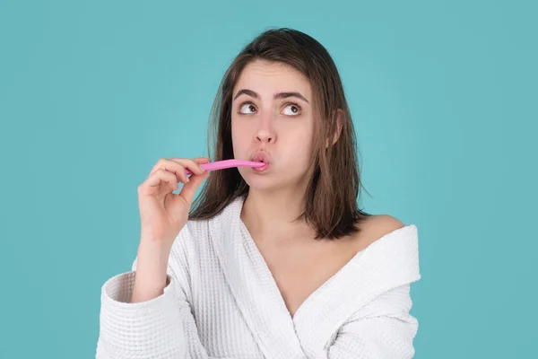 Mladá veselá žena čistí zuby zubním kartáčkem během ranních hygienických procedur izolované pozadí, obličeje legrační portrét. Zubní koncept. — Stock fotografie