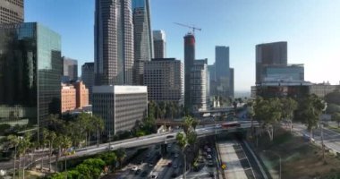 Los Angeles 'ta arabalı bir çevre yolu, Los Angeles' ta trafik. 4K Los Angeles, Los Angeles İHA 'dan şehir merkezi görüntüsü