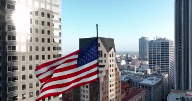 Amerika Birleşik Devletleri bayrağı Los Angeles yakınlarında dalgalanıyor. Los Angeles, California 'da. Los Angeles Meleklerinin Uçuşu, İHA ile Los Angeles 'ı filme aldı.