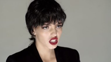 Güzel kız bağırıyor ve yakına bağırıyor. Bağıran ağız, bağıran duygusal genç kadın. Kızgın ve üzgün öfke çığlıkları. Çığlık atan ağzını aç