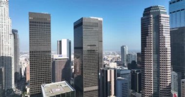 Los Angeles banliyölerindeki gökdelenlerin ve caddelerin üzerinden uçan hava aracı