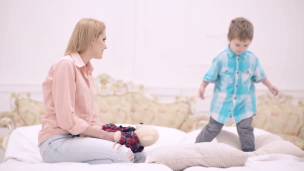 Glückliche Mutter Und Kleiner Sohn Spielen Hause Bett Guten Komischen — Stockvideo