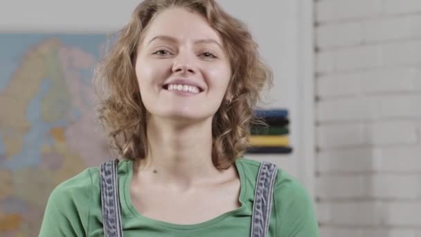 Uczeń Uśmiechnięta Nauczycielka Uśmiechnięta Uczennica Lub Nauczycielka Portretu Szkole Uśmiechnięta — Wideo stockowe