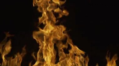 Yangın alevi siyah arkaplanda izole edildi. Soyut alevleri yakın. Parlak ateş etkisi