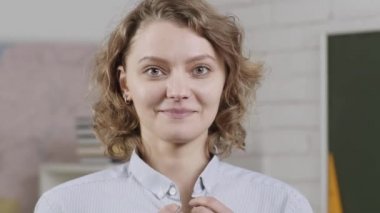 Sınıftaki öğretmen bayana yakın durun. Öğrenme konsepti. Okuldaki komik öğretmen.