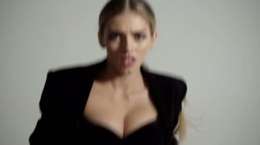 Tehlikeli bir kızla kaçan bir kız. Kaçmaktan korkan kadın